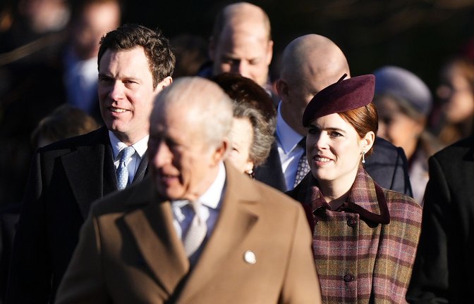 König Charles (Mitte) mit seiner Nichte Prinzessin Eugenie und deren Mann Jack Brooksbank. (Archivbild)<span class='image-autor'>Foto: Aaron Chown/Press Association/dpa</span>