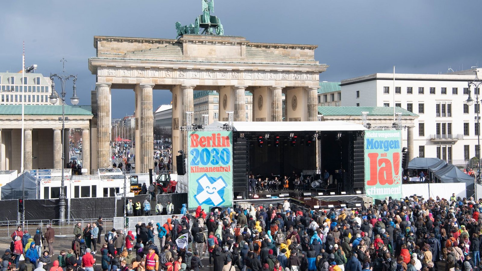 Ein Klima-Bündnis will mit dem Berliner Volksentscheid an diesem Sonntag erreichen, dass die Hauptstadt 15 Jahre früher als geplant - bis 2030 - klimaneutral wird.Foto: Paul Zinken/dpa