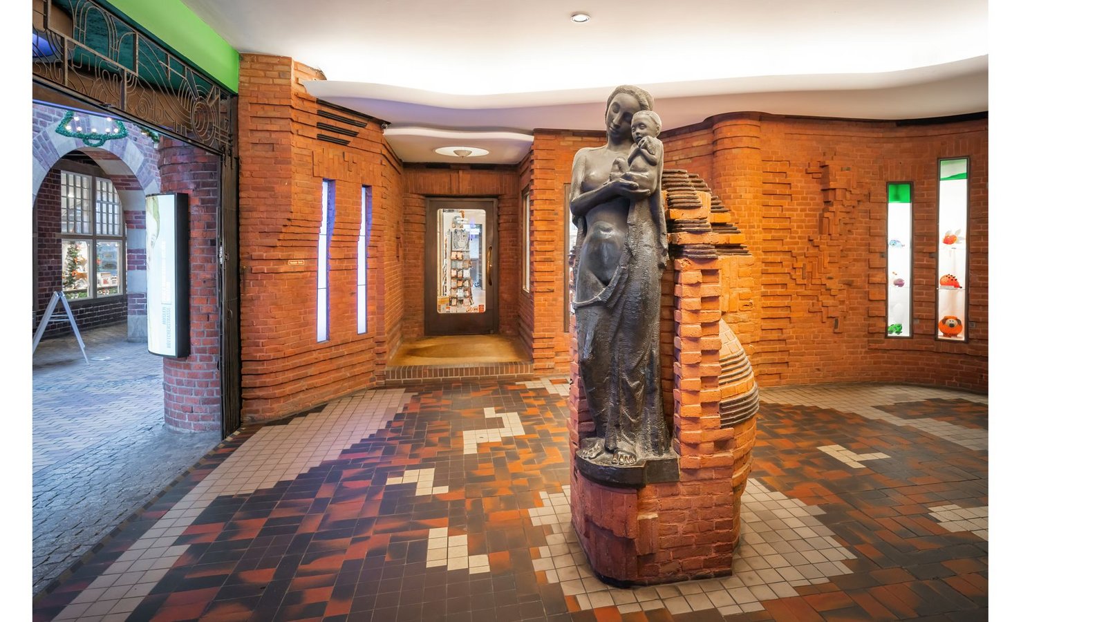 Blick ins Paula Modersohn-Becker Museum in der Böttcherstraße, Skulptur von Bernhard Hoetger.Foto: IMAGO/Depositphotos/diegograndi