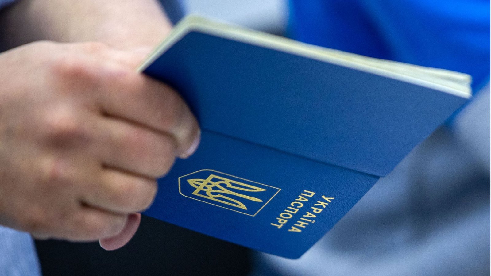Ukrainische Männer im wehrfähigen Alter können ihre Reisepässe künftig nur noch im Land selbst erhalten. (Symbolbild)Foto: dpa/Jens Büttner