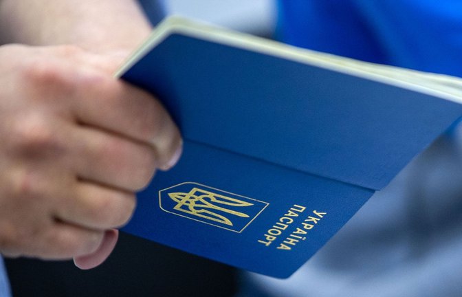 Ukrainische Männer im wehrfähigen Alter können ihre Reisepässe künftig nur noch im Land selbst erhalten. (Symbolbild)<span class='image-autor'>Foto: dpa/Jens Büttner</span>