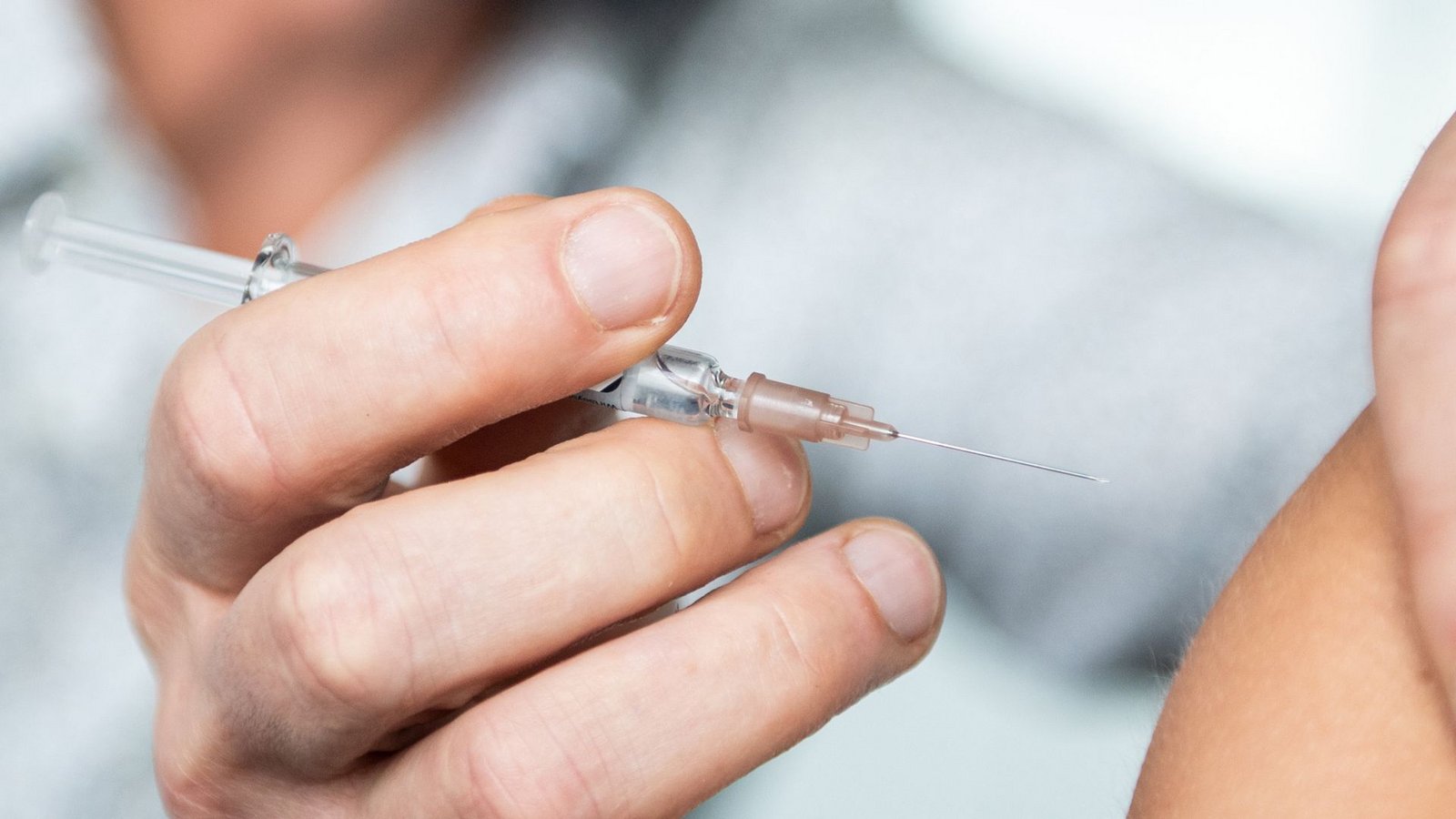 Patienten, die sich mit dem neuen angepassten Impfstoff gegen Sars-CoV-2 immunisieren lassen wollen, werden teils an andere Praxen verwiesen, weil der eigene Hausarzt nicht impft.Foto: dpa-tmn/Zacharie Scheurer Patienten, die sich mit dem neuen angepassten Impfstoff gegen Sars-CoV-2 immunisieren lassen wollen, werden teils an andere Praxen verwiesen, weil der eigene Hausarzt nicht impft.Foto: dpa-tmn/Zacharie Scheurer