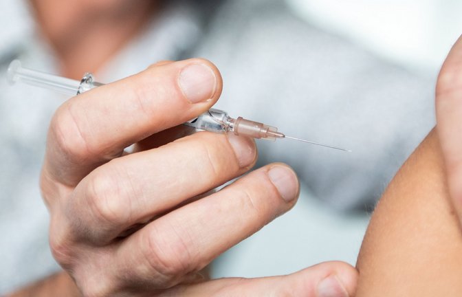 Patienten, die sich mit dem neuen angepassten Impfstoff gegen   Sars-CoV-2   immunisieren lassen wollen, werden teils an andere Praxen verwiesen, weil der eigene Hausarzt nicht impft.<span class='image-autor'>Foto: dpa-tmn/Zacharie Scheurer</span>
