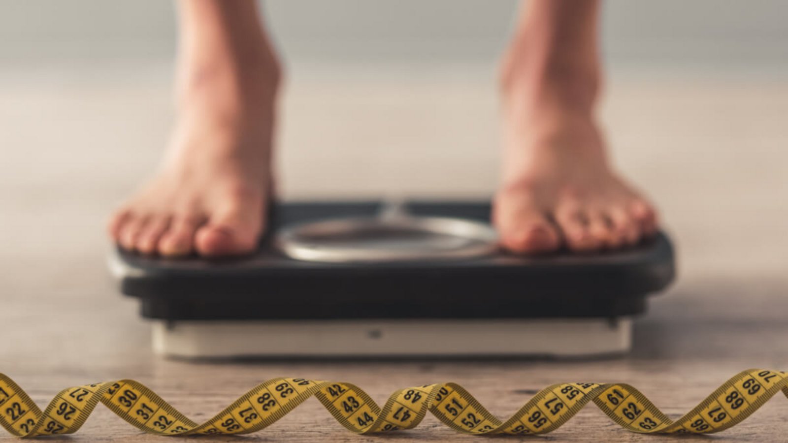 Erfahren Sie, was wirklich gegen Untergewicht hilft. Mit diesen 14 Tipps nehmen Sie schnell und gesund zu.Foto: VGstockstudio / Shutterstock.com