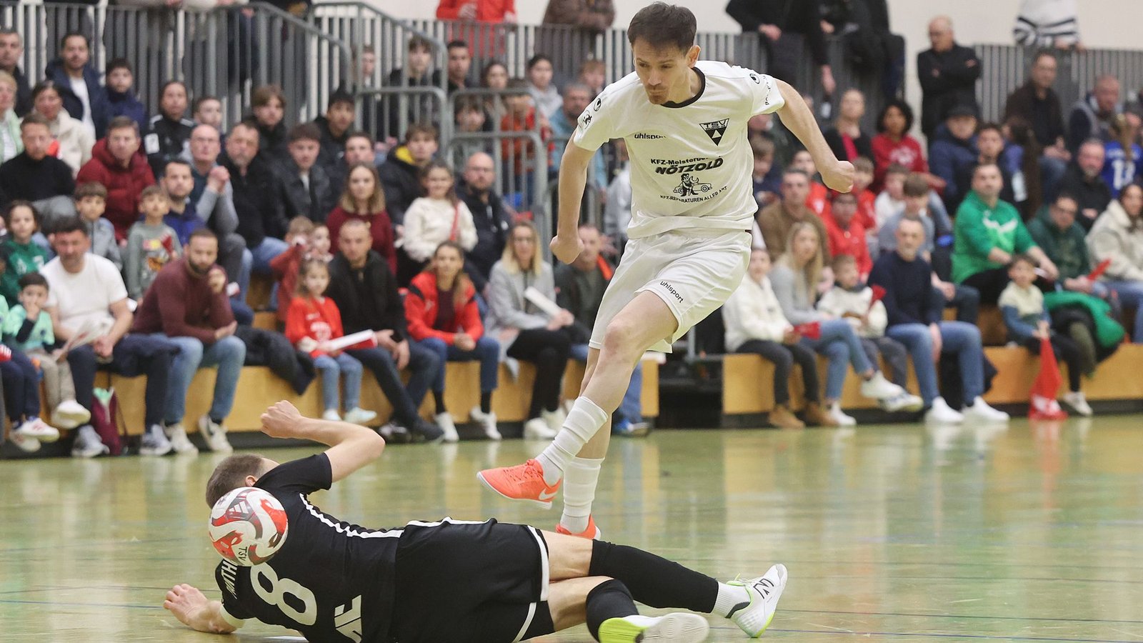 Mergim Derbishaj schießt den Ball über den Kölner Christoph Rüschenpöhler  – der Spieler des TSV Weilimdorf erzielte zwei Tore.Foto: Baumann/Hansi Britsch