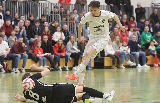 Mergim Derbishaj schießt den Ball über den Kölner Christoph Rüschenpöhler  – der Spieler des TSV Weilimdorf erzielte zwei Tore.<span class='image-autor'>Foto: Baumann/Hansi Britsch</span>
