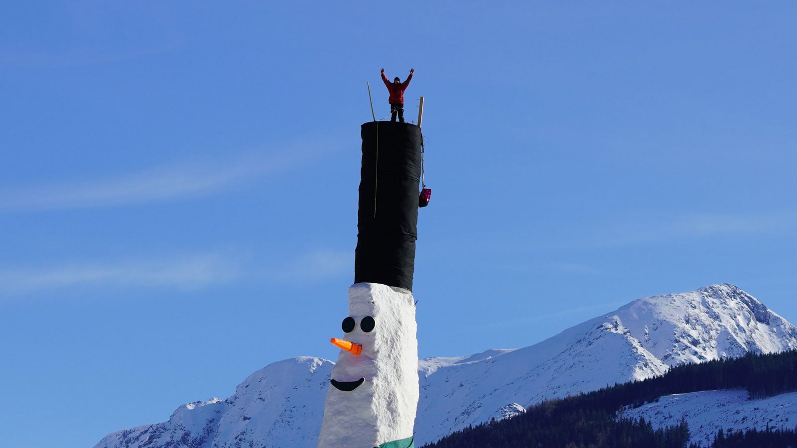Das ist er: der bislang größte Schneemann der Welt, erbaut von unseren österreichischen Nachbarn. (Archivbild)Foto: dpa/Erwin Petz