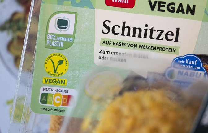 Sieht aus wie ein Schnitzel vom Schwein, ist aber pflanzlich. Nach dem Willen des EU-Parlaments müssen solche vegetarischen oder vegane Produkte in Zukunft anders bezeichnet werden<span class='image-autor'>Foto: Marijan Murat/dpa</span>