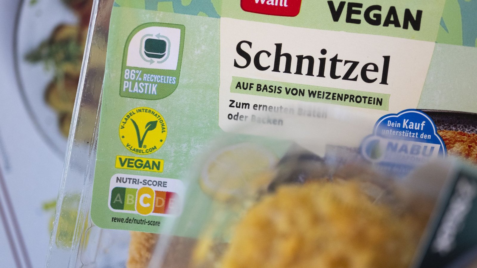 Sieht aus wie ein Schnitzel vom Schwein, ist aber pflanzlich. Nach dem Willen des EU-Parlaments müssen solche vegetarischen oder vegane Produkte in Zukunft anders bezeichnet werdenFoto: Marijan Murat/dpa Sieht aus wie ein Schnitzel vom Schwein, ist aber pflanzlich. Nach dem Willen des EU-Parlaments müssen solche vegetarischen oder vegane Produkte in Zukunft anders bezeichnet werdenFoto: Marijan Murat/dpa
