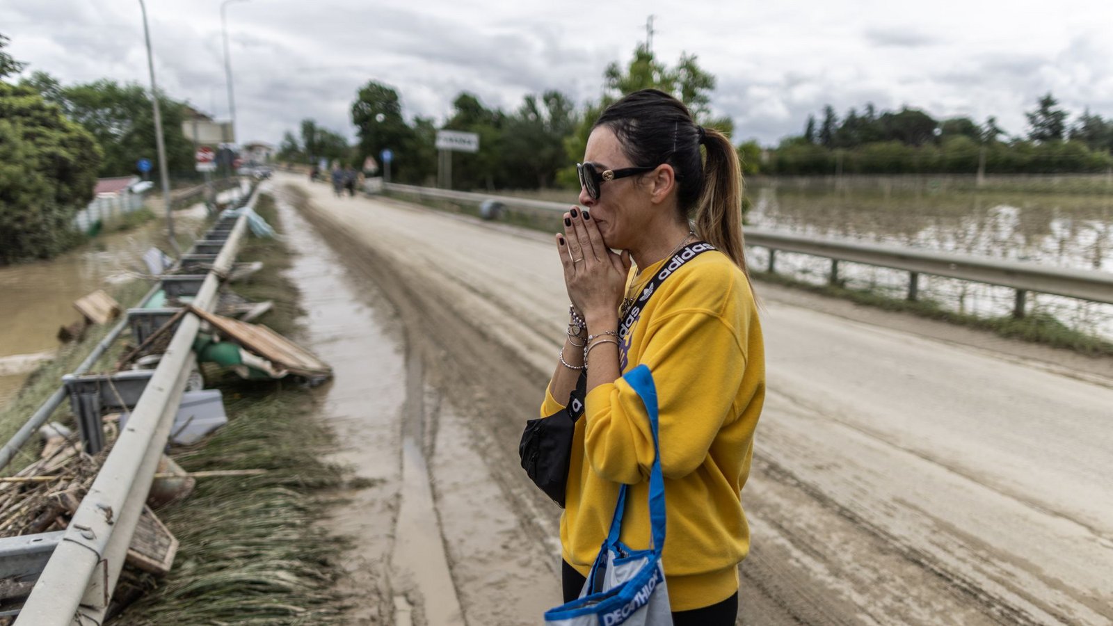 Faenza: Die Anwohnerin Federica Pizzuto weint, als sie ihr neu renoviertes Haus zum ersten Mal sieht, nachdem es von einer meterhohen Flutwelle verwüstet worden ist.Foto: Oliver Weiken/dpa Faenza: Die Anwohnerin Federica Pizzuto weint, als sie ihr neu renoviertes Haus zum ersten Mal sieht, nachdem es von einer meterhohen Flutwelle verwüstet worden ist.Foto: Oliver Weiken/dpa