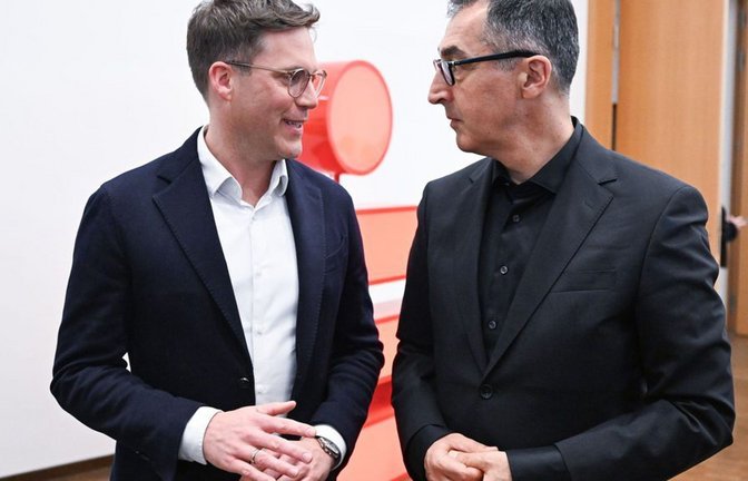 Manuel Hagel (CDU, links) und Cem Özdemir (Grüne) – die Spitze der künftigen Landesregierung. Schon vor dem Landtagswahlkampf hatten sich Postenjäger bei ihnen gemeldet.<span class='image-autor'>Foto: Bernd Weißbrod/dpa</span>