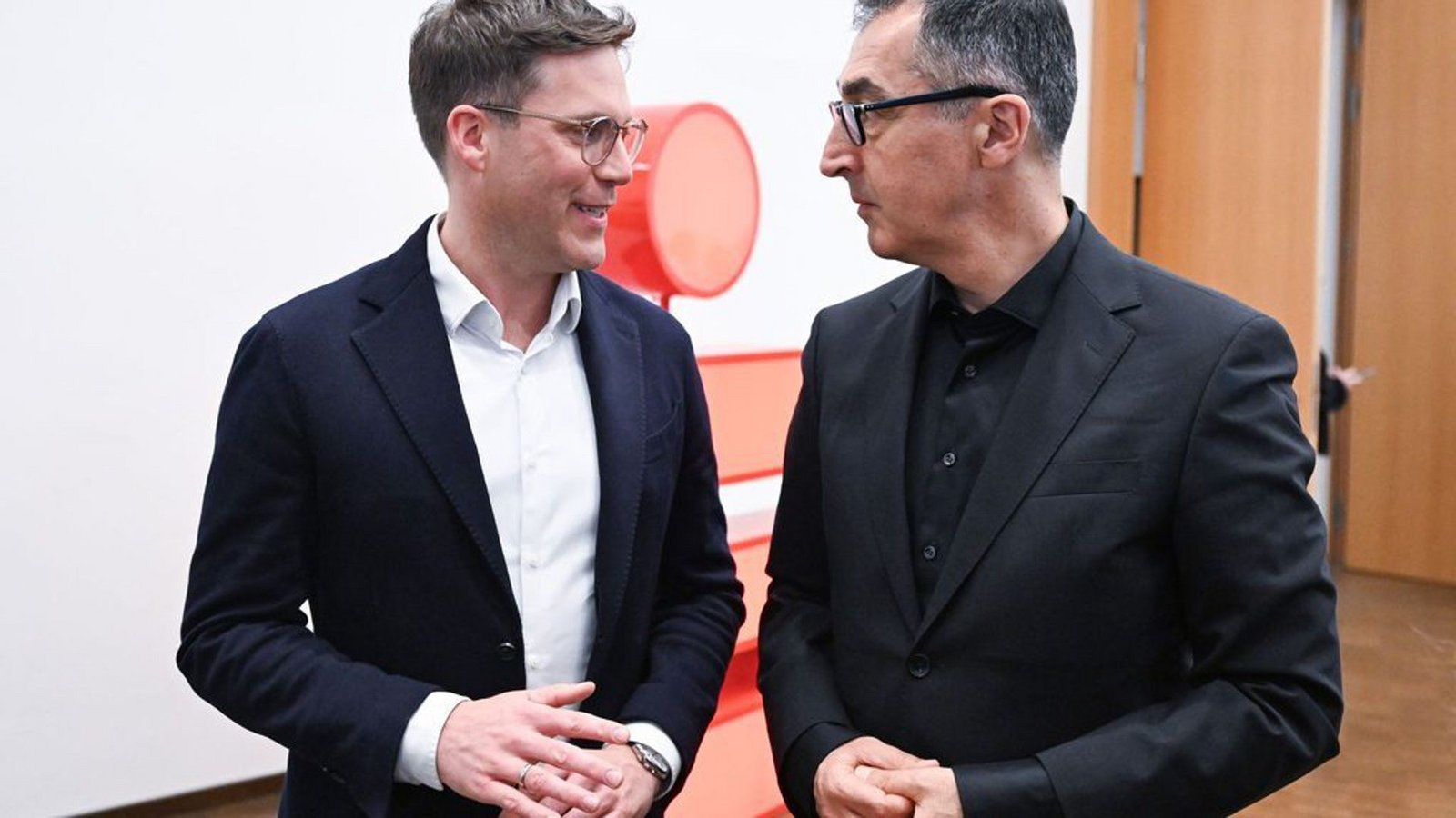 Manuel Hagel (CDU, links) und Cem Özdemir (Grüne) – die Spitze der künftigen Landesregierung. Schon vor dem Landtagswahlkampf hatten sich Postenjäger bei ihnen gemeldet.Foto: Bernd Weißbrod/dpa