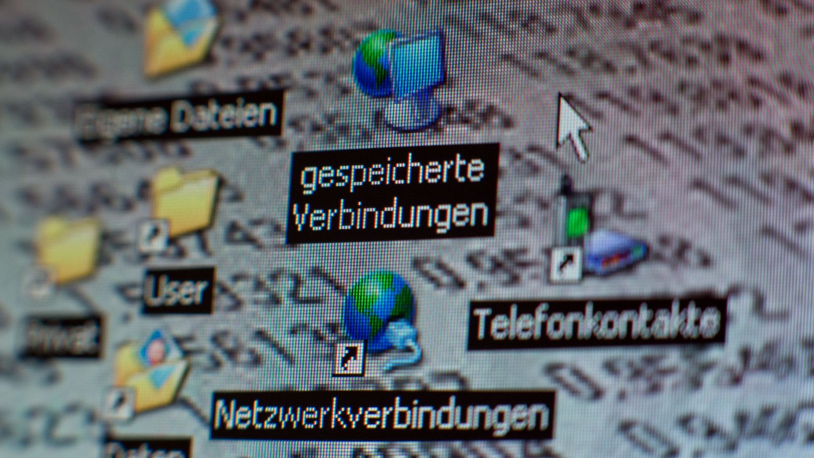 Bildschirmsymbole mit der Bezeichnung "gespeicherte Verbindungen" sind auf einem Computermonitor zu sehen (gestelltes Foto). )Foto: Jens Büttner/dpa-Zentralbild/dpa