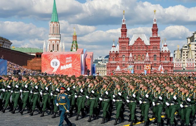 Bei der  Siegesparade am 9. Mai präsentiert Russland jährlich seine militärische Macht.<span class='image-autor'>Foto: Pelagia Tikhonova/dpa</span>