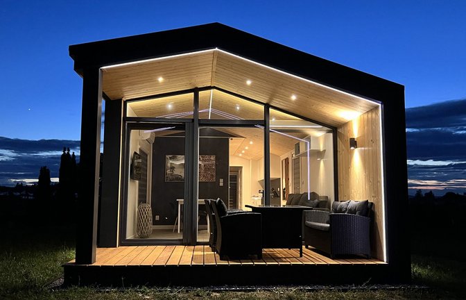 Eines der fünf Ferienhäuser im Tiny-House-Stil, die seit Mai 2023 auf dem Hundweilerhof am Bodensee stehen.<span class='image-autor'>Foto: Hundweilerhof</span>