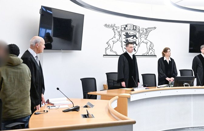 Justizwachtmeister nehmen dem Angeklagten Mahmoud A. vor Beginn des Verfahrens vor dem 7. Strafsenats die Handschellen ab.<span class='image-autor'>Foto: dpa/Bernd Weißbrod</span>