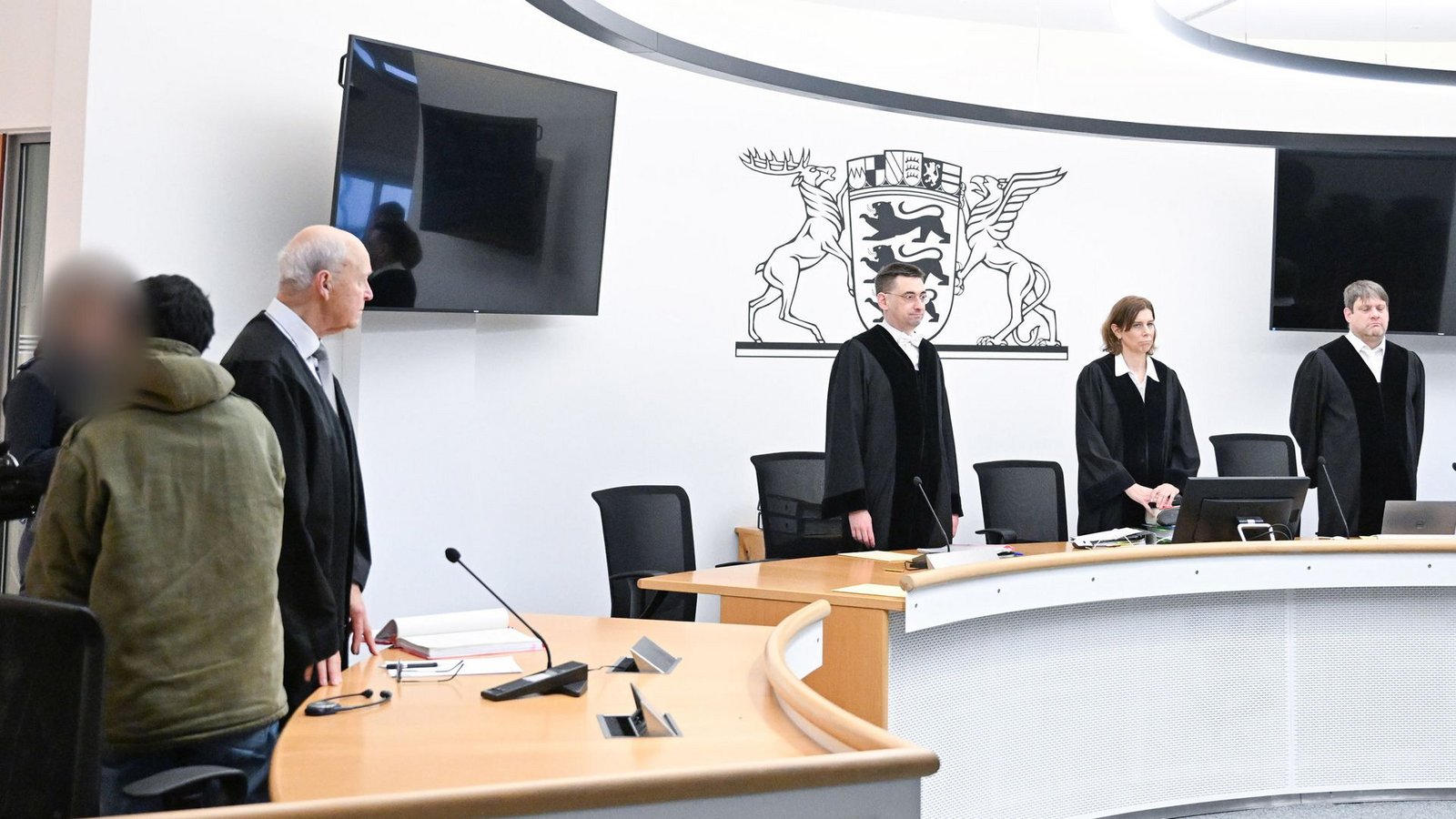 Justizwachtmeister nehmen dem Angeklagten Mahmoud A. vor Beginn des Verfahrens vor dem 7. Strafsenats die Handschellen ab.Foto: dpa/Bernd Weißbrod Justizwachtmeister nehmen dem Angeklagten Mahmoud A. vor Beginn des Verfahrens vor dem 7. Strafsenats die Handschellen ab.Foto: dpa/Bernd Weißbrod