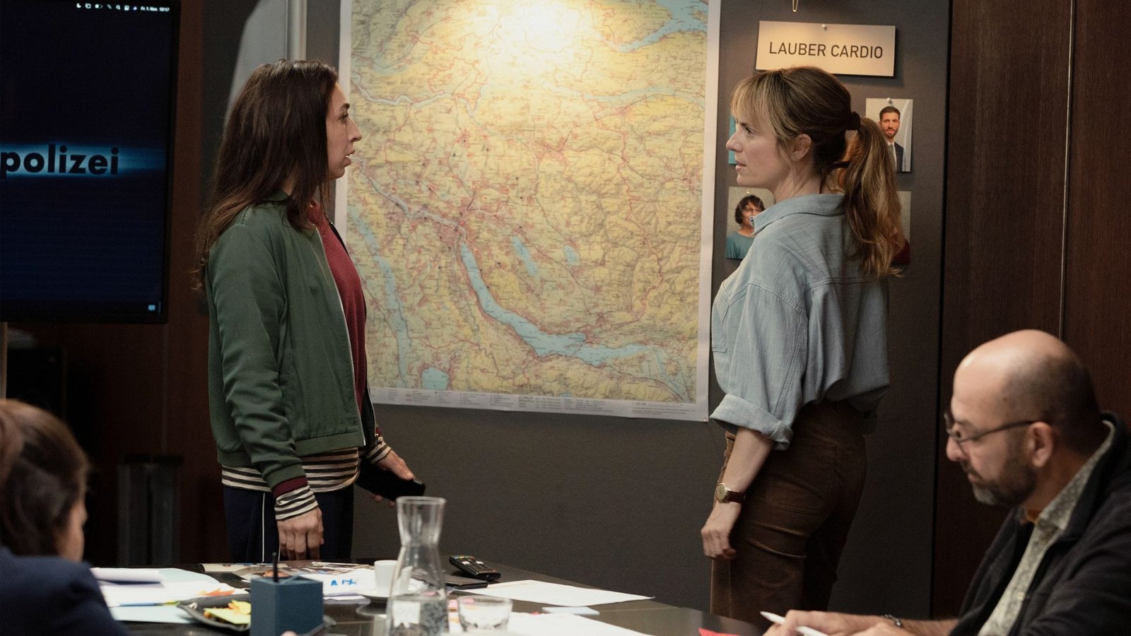 Die Zeit drängt im „Tatort – Kammerflimmern“ aus Zürich: Tessa Ott (Carol Schuler, li.) und Isabelle Grandjean (Anna Pieri Zuercher) vermerken auf einer Karte die Orte, an denen die Opfer starben.Foto: ARD Degeto Film/SRF/Sava Hlavace Die Zeit drängt im „Tatort – Kammerflimmern“ aus Zürich: Tessa Ott (Carol Schuler, li.) und Isabelle Grandjean (Anna Pieri Zuercher) vermerken auf einer Karte die Orte, an denen die Opfer starben.Foto: ARD Degeto Film/SRF/Sava Hlavace
