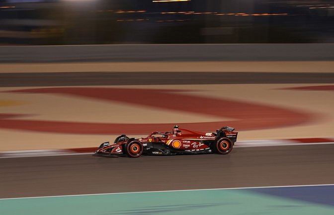 Carlos Sainz rast im Ferrari um die Strecke.<span class='image-autor'>Foto: Hasan Bratic/dpa</span>