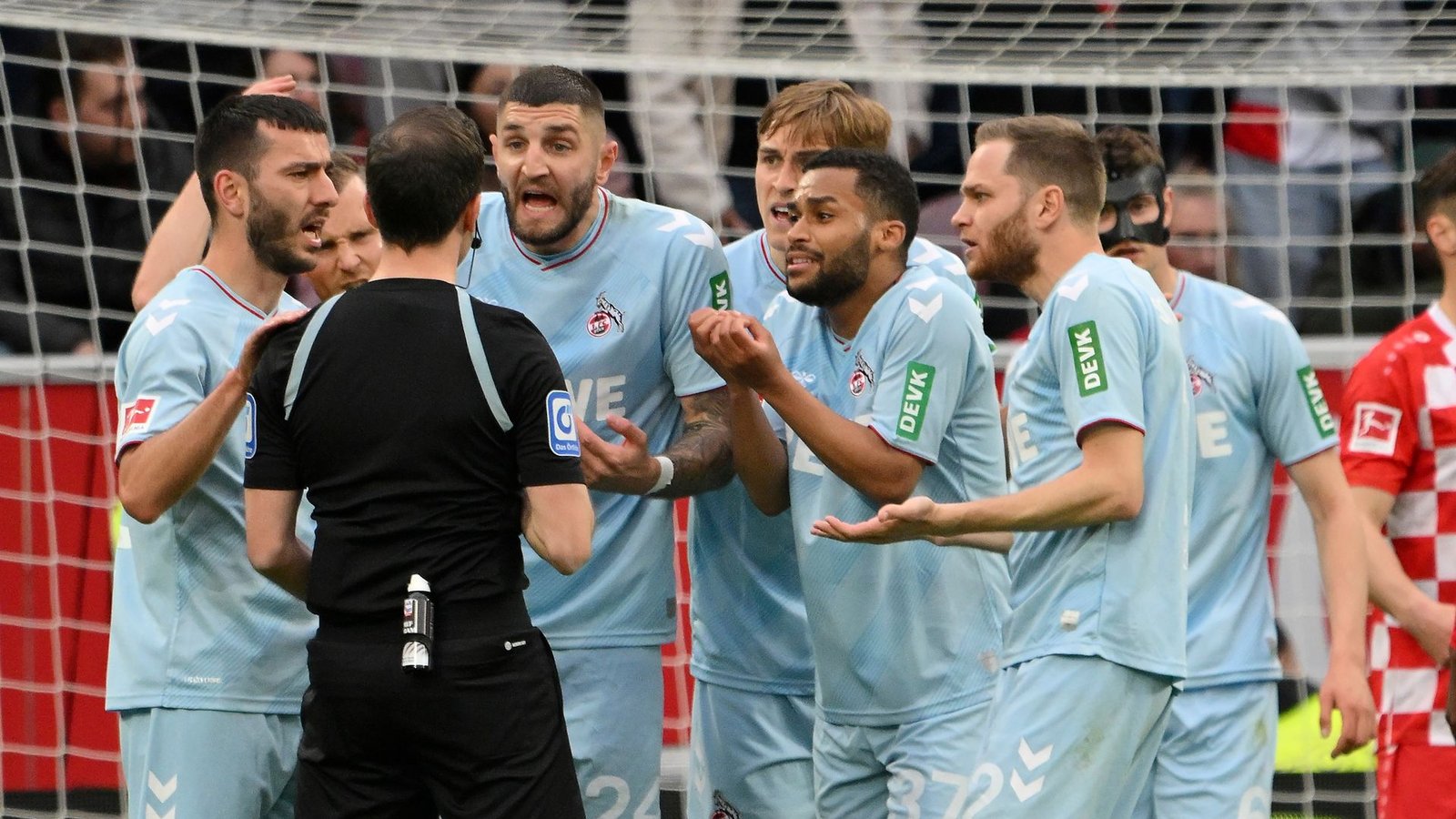 Die Kölner hoffen weiter auf die Rettung vor dem siebten Abstieg in der Vereinsgeschichte.Foto: Torsten Silz/dpa