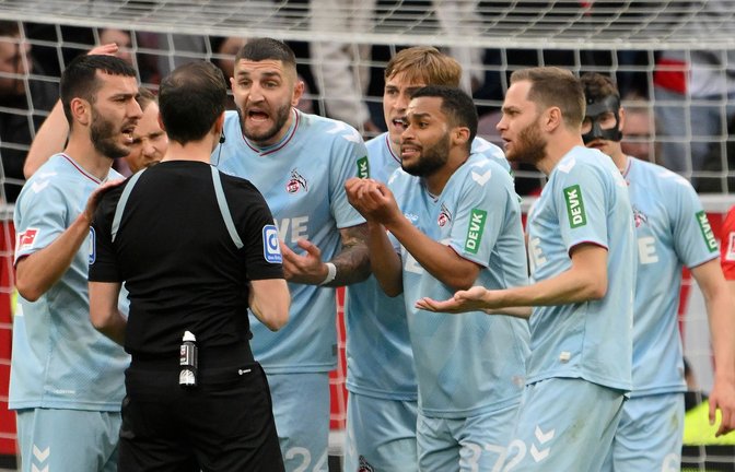 Die Kölner hoffen weiter auf die Rettung vor dem siebten Abstieg in der Vereinsgeschichte.<span class='image-autor'>Foto: Torsten Silz/dpa</span>