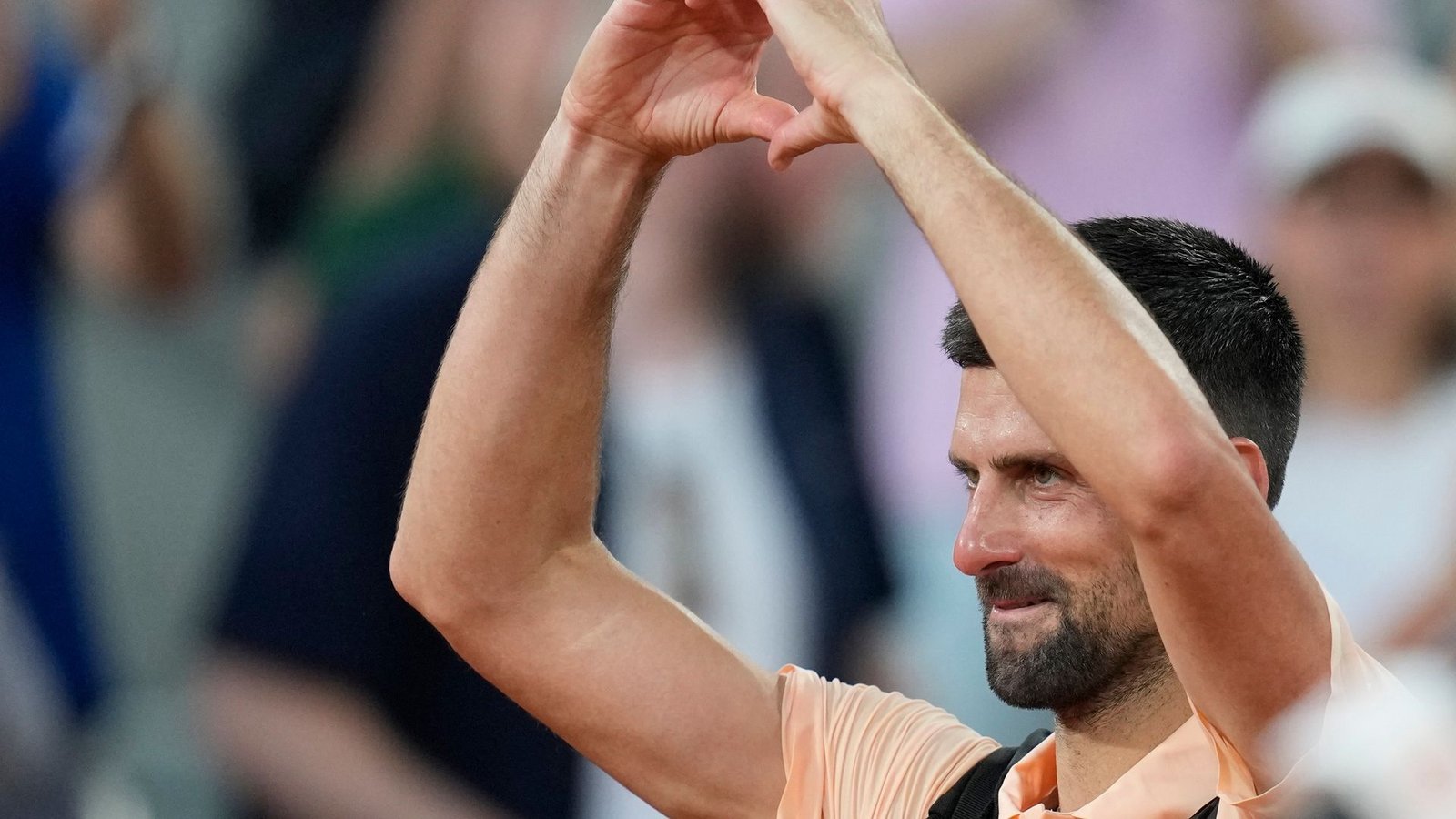 Ein Herzchen für die Fans - war es Novak Djokovics letzter Auftritt in Paris?Foto: Christophe Ena/AP/dpa Ein Herzchen für die Fans - war es Novak Djokovics letzter Auftritt in Paris?Foto: Christophe Ena/AP/dpa