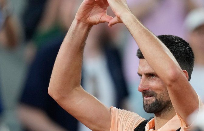 Ein Herzchen für die Fans - war es Novak Djokovics letzter Auftritt in Paris?<span class='image-autor'>Foto: Christophe Ena/AP/dpa</span>