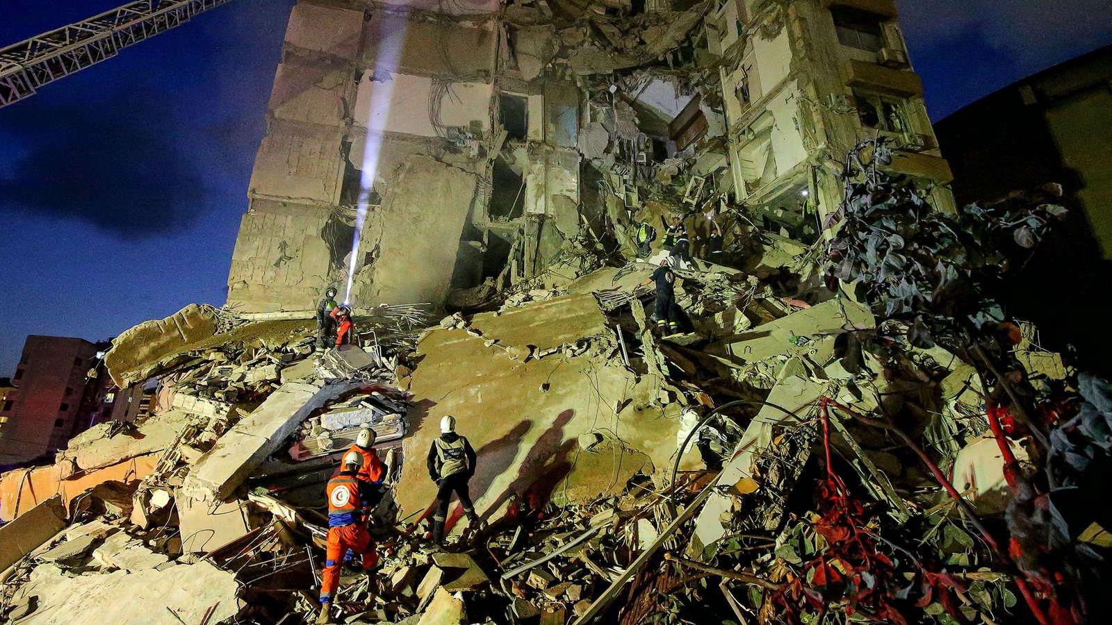 Nach jüngsten Angaben des libanesischen Gesundheitsministeriums wurden am Mittwoch mindestens 182 Menschen getötet. Aber warum greift Israel Libanon an? - Ein Blick auf die Hintergründe des Konflikts, die Rolle der Hisbollah und die geopolitischen Spannungen im Nahen Osten.Foto: Marwan Naamani/dpa