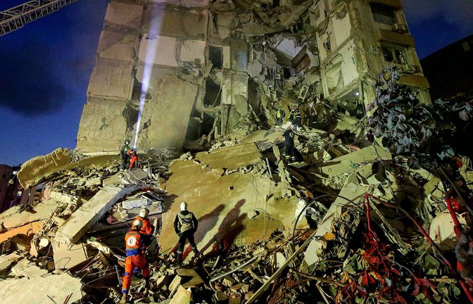 Nach jüngsten Angaben des libanesischen Gesundheitsministeriums wurden am Mittwoch mindestens 182 Menschen getötet. Aber warum greift Israel Libanon an? - Ein Blick auf die Hintergründe des Konflikts, die Rolle der Hisbollah und die geopolitischen Spannungen im Nahen Osten.<span class='image-autor'>Foto: Marwan Naamani/dpa</span>