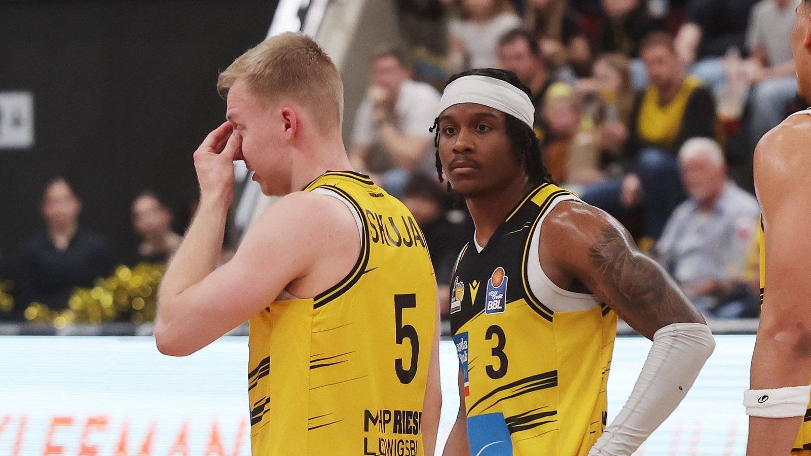 Das war wohl nix: Toms Skuja (li.) und Stefan Smith von den MHP Riesen LudwigsburgFoto: Baumann