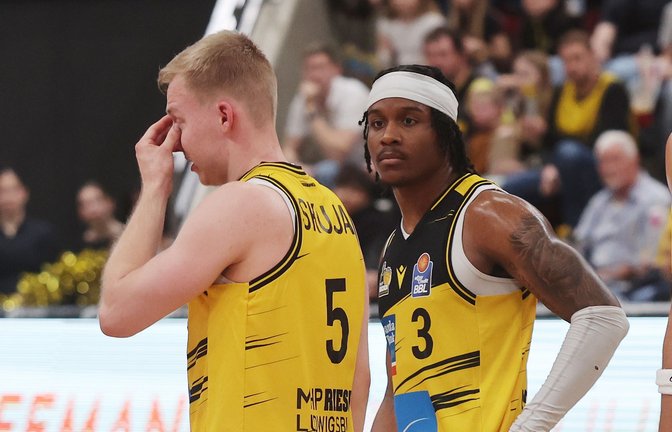 Das war wohl nix: Toms Skuja (li.) und Stefan Smith von den MHP Riesen Ludwigsburg<span class='image-autor'>Foto: Baumann</span>