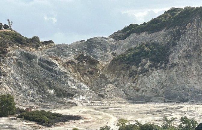 Das Vulkanfeld Solfatara in der Kleinstadt Pozzuoli im Westen der italienischen Millionenmetropole Neapel. Das Gebiet gehört zum Supervulkan der Phlegräischen Felder. (Archivbild)<span class='image-autor'>Foto: Christoph Sator/dpa/Christoph Sator</span>