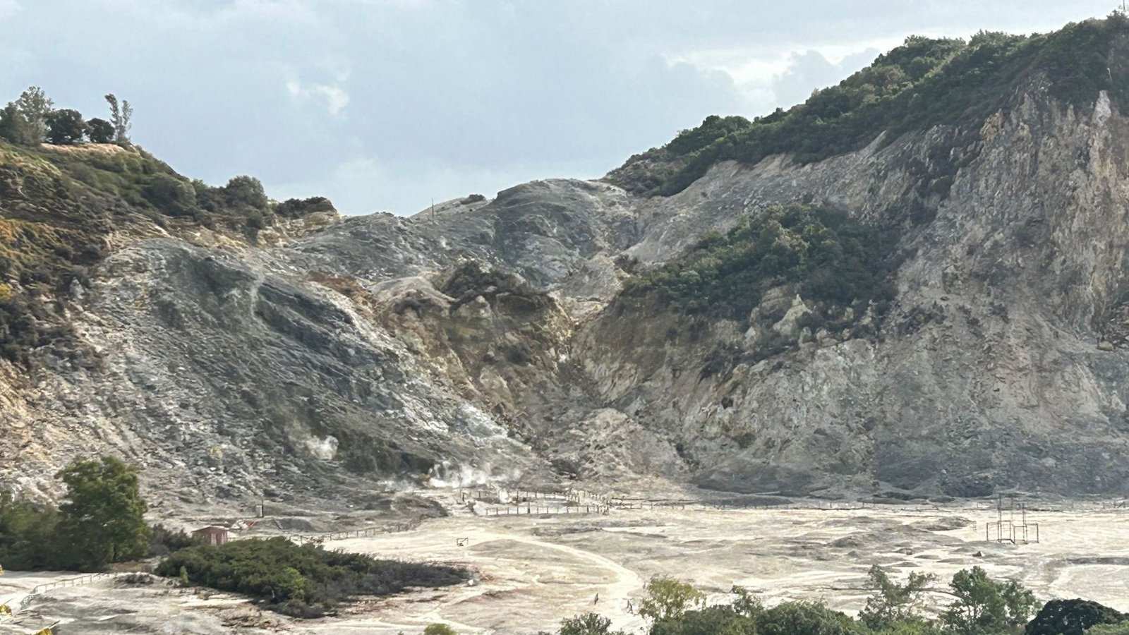 Das Vulkanfeld Solfatara in der Kleinstadt Pozzuoli im Westen der italienischen Millionenmetropole Neapel. Das Gebiet gehört zum Supervulkan der Phlegräischen Felder. (Archivbild)Foto: Christoph Sator/dpa/Christoph Sator Das Vulkanfeld Solfatara in der Kleinstadt Pozzuoli im Westen der italienischen Millionenmetropole Neapel. Das Gebiet gehört zum Supervulkan der Phlegräischen Felder. (Archivbild)Foto: Christoph Sator/dpa/Christoph Sator