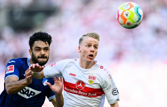 Nach dem Unentschieden gegen Hoffenheim am vergangenen Samstag muss der Chris Führich (r) mit dem VfB Stuttgart in die Relegation.<span class='image-autor'>Foto: Tom Weller/dpa</span>
