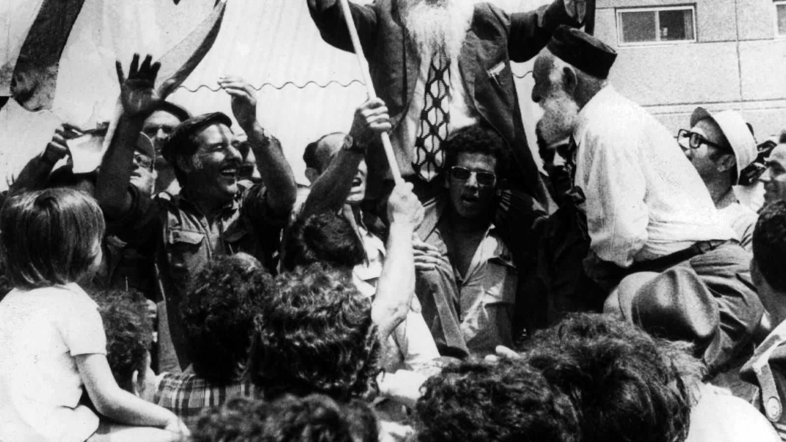 Verwandte und Freunde bejubeln im Juli 1976 auf dem Ben Gurion Flughafen in Tel Aviv die Rückkehr der Geiseln. (Archivbild)Foto: picture alliance / dpa