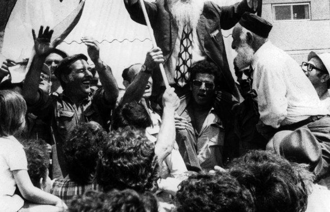 Verwandte und Freunde bejubeln im Juli 1976 auf dem Ben Gurion Flughafen in Tel Aviv die Rückkehr der Geiseln. (Archivbild)<span class='image-autor'>Foto: picture alliance / dpa</span>