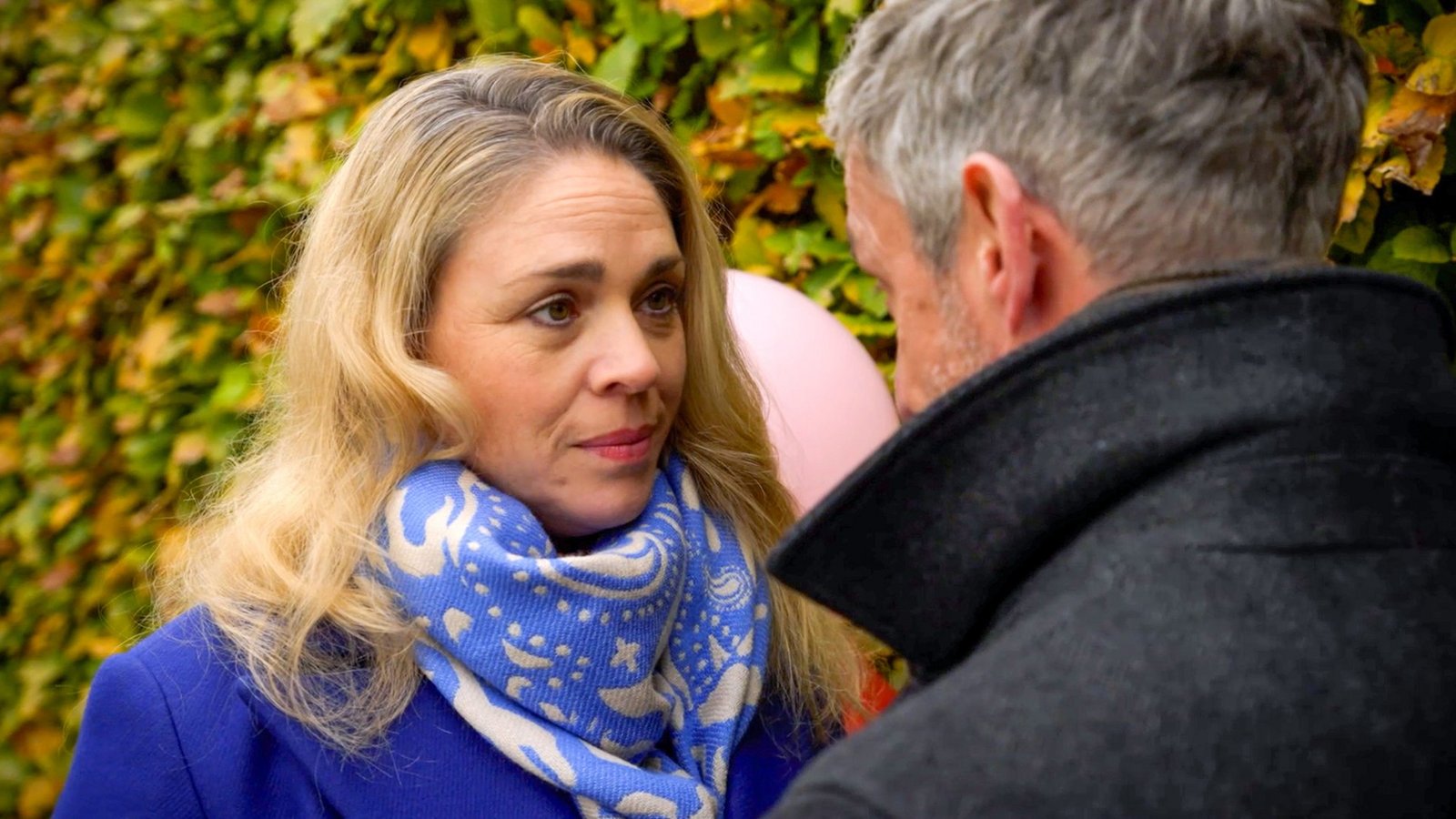 Britta (Jelena Mitschke l.) plant Lillys Geburtstagsfeier auf Ben und Tinas Hof im Wendland. Doch ein plötzlicher Notruf ins Krankenhaus zwingt sie, die Verantwortung an Heiner (Renè Dumont r.) zu übergeben, der gerne für sie einspringt...Foto: NDR/ARD/Studio Hamburg Serienwerf Britta (Jelena Mitschke l.) plant Lillys Geburtstagsfeier auf Ben und Tinas Hof im Wendland. Doch ein plötzlicher Notruf ins Krankenhaus zwingt sie, die Verantwortung an Heiner (Renè Dumont r.) zu übergeben, der gerne für sie einspringt...Foto: NDR/ARD/Studio Hamburg Serienwerf