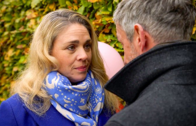 Britta (Jelena Mitschke l.) plant Lillys Geburtstagsfeier auf Ben und Tinas Hof im Wendland. Doch ein plötzlicher Notruf ins Krankenhaus zwingt sie, die Verantwortung an Heiner (Renè Dumont r.) zu übergeben, der gerne für sie einspringt...<span class='image-autor'>Foto: NDR/ARD/Studio Hamburg Serienwerf</span>