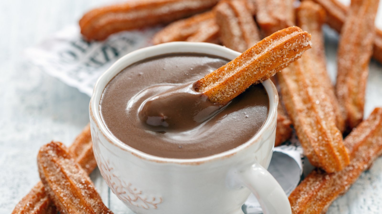 Frittiert, im Backofen, ohne Spritzbeutel oder vegan? Wir haben 4 Rezepte für Sie, wie Sie Churros zubereiten können.Foto: SMarina / shutterstock.com