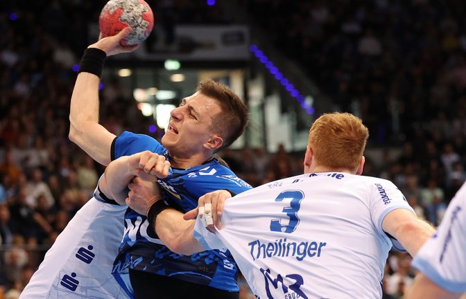 Eng und spannend geht’s zu in der Handball-Bundesliga: Simone Mengon vom TVB Stuttgart versucht sich im Spiel gegen Lemgo durchzusetzen – es endete 32:32.<span class='image-autor'>Foto: Baumann/Julia Rahn</span>