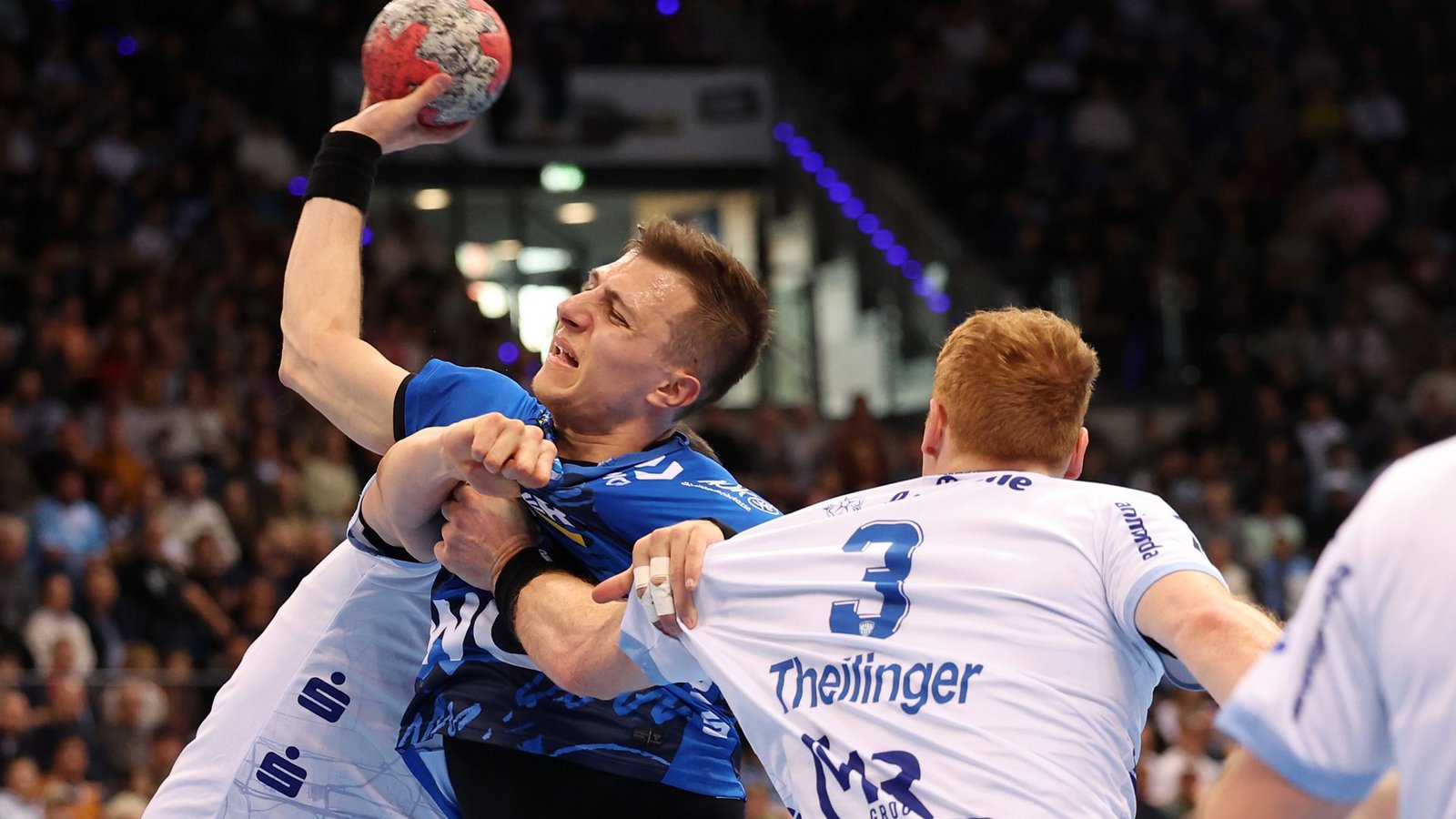 Eng und spannend geht’s zu in der Handball-Bundesliga: Simone Mengon vom TVB Stuttgart versucht sich im Spiel gegen Lemgo durchzusetzen – es endete 32:32.Foto: Baumann/Julia Rahn Eng und spannend geht’s zu in der Handball-Bundesliga: Simone Mengon vom TVB Stuttgart versucht sich im Spiel gegen Lemgo durchzusetzen – es endete 32:32.Foto: Baumann/Julia Rahn