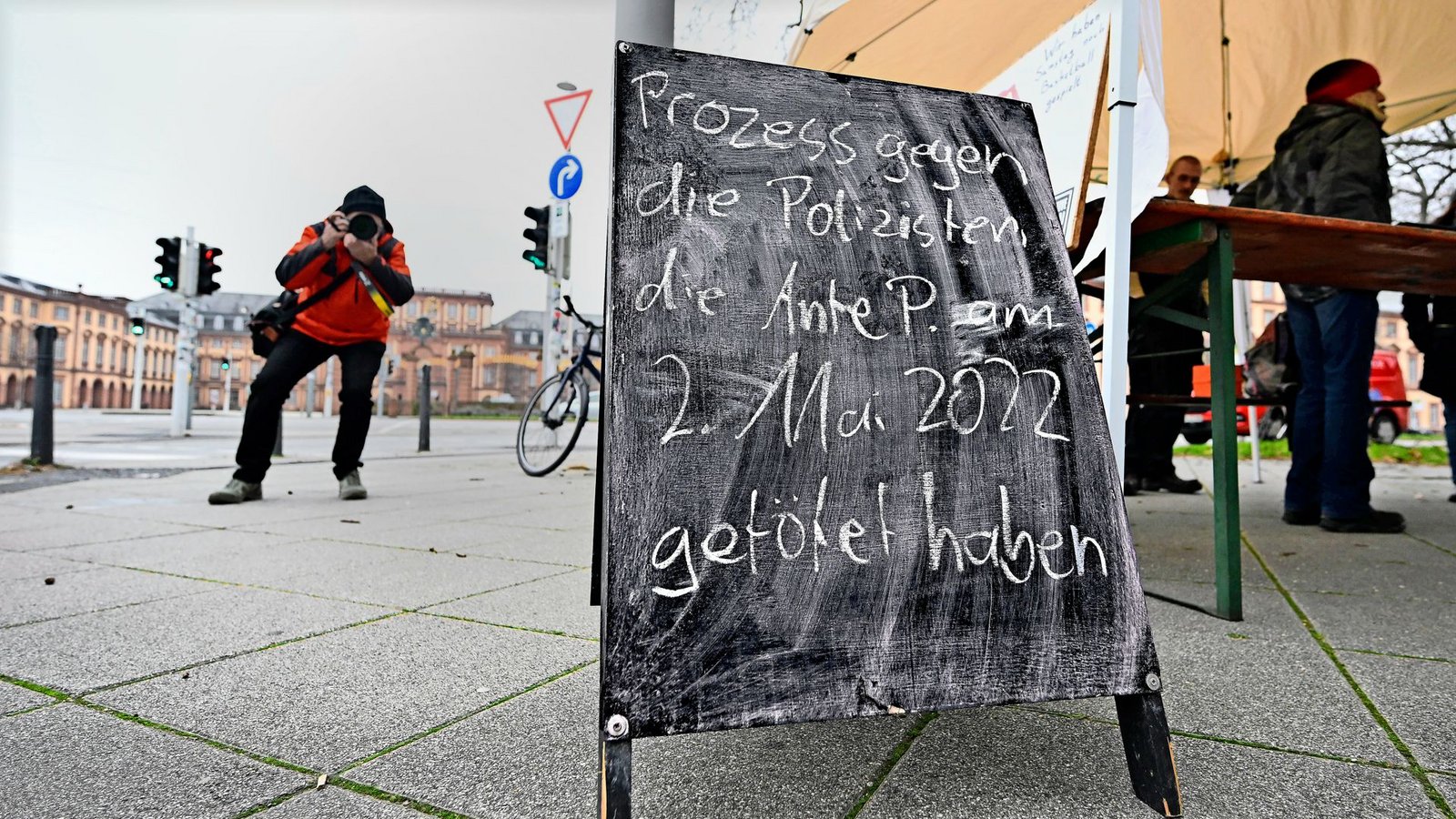 Mitglieder der Initiative 2. Mai Mannheim demonstrierten im Januar  vor dem Landgericht Mannheim vor Prozessbeginn.Foto: dpa/Bernd Weißbrod