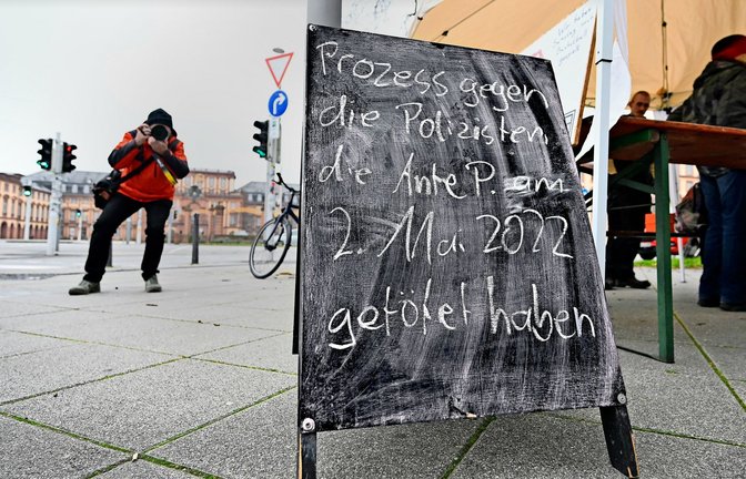 Mitglieder der Initiative 2. Mai Mannheim demonstrierten im Januar  vor dem Landgericht Mannheim vor Prozessbeginn.<span class='image-autor'>Foto: dpa/Bernd Weißbrod</span>