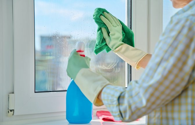 Erfahren Sie, wie oft man Fenster putzen sollte und ob man als Mieter zum Putzen der Fenster verpflichtet ist.<span class='image-autor'>Foto: VH-studio / Shutterstock.com</span>