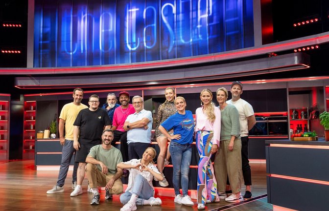 (hinten v.l.n.r.) Elmar Paulke; Paul Cooks; Andreas Hoppe; Simon Pearce; Jan Hofer; Melody Haase; Jeanette Biedermann; Jenny Elvers; Martina Voss-Tecklenburg; Ben Blümel; (vorne v.l.n.r.) Jochen Schropp; Kathrin Menzinger<span class='image-autor'>Foto: Joyn / Benedikt Müller</span>