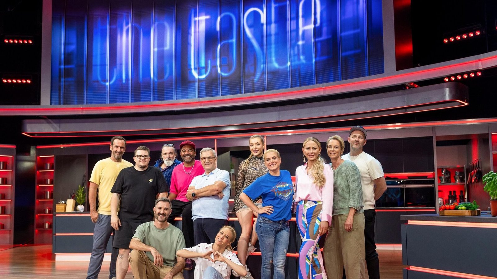 (hinten v.l.n.r.) Elmar Paulke; Paul Cooks; Andreas Hoppe; Simon Pearce; Jan Hofer; Melody Haase; Jeanette Biedermann; Jenny Elvers; Martina Voss-Tecklenburg; Ben Blümel; (vorne v.l.n.r.) Jochen Schropp; Kathrin MenzingerFoto: Joyn / Benedikt Müller