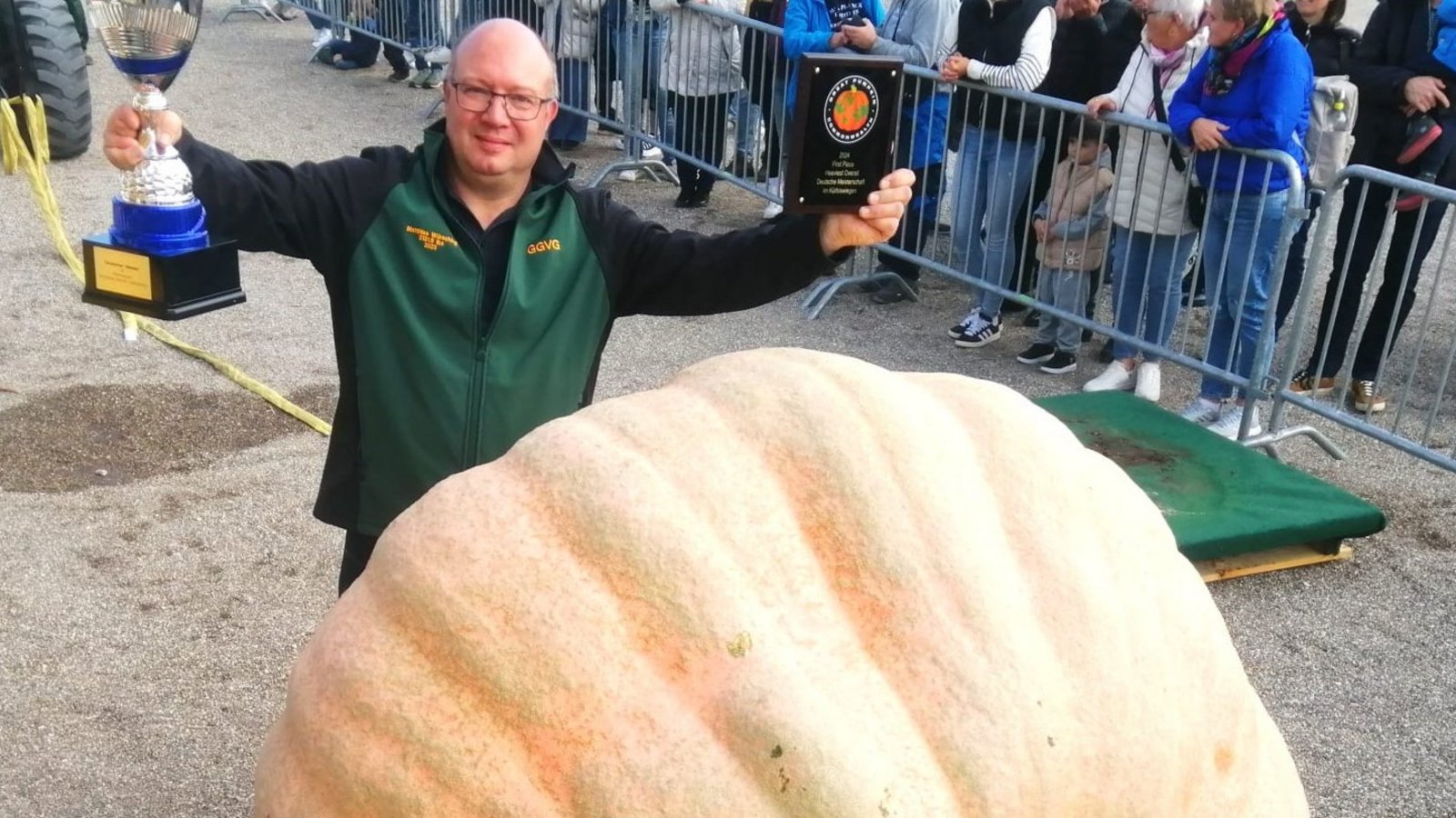 Gewinner der Deutschen Meisterschaft im Kürbiswiegen ist Matthias Würsching.  Foto: p