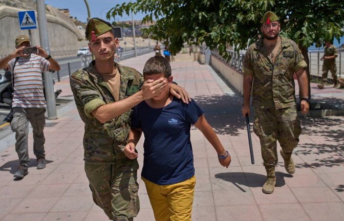 Minderjähriger Migrant in Ceuta. Insgesamt sollen 72.000 Menschen die Grenze zu der spanischen Exklave überschritten haben. Die allermeisten von ihnen sind mittlerweile wieder in Marokko.<span class='image-autor'>Bernat Armangue/AP/dpa</span>