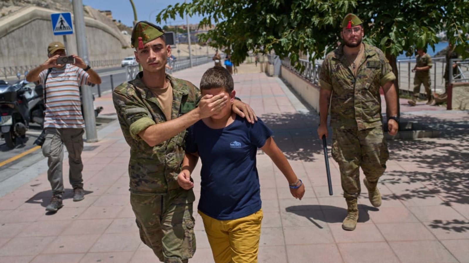 Minderjähriger Migrant in Ceuta. Insgesamt sollen 72.000 Menschen die Grenze zu der spanischen Exklave überschritten haben. Die allermeisten von ihnen sind mittlerweile wieder in Marokko.Bernat Armangue/AP/dpa