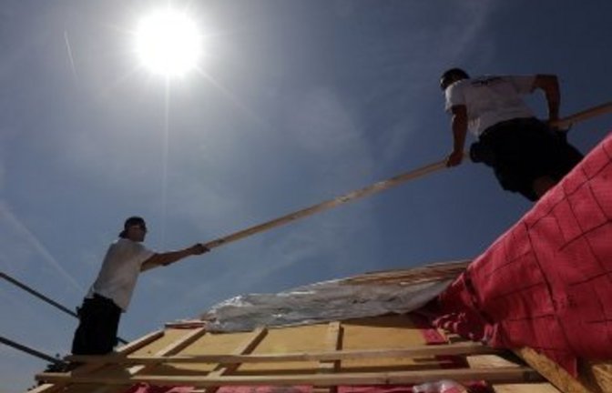 Bei Tätigkeiten in der prallen Sonne ist Vorsicht geboten, warnt das Landratsamt. Archivfoto: Küppers